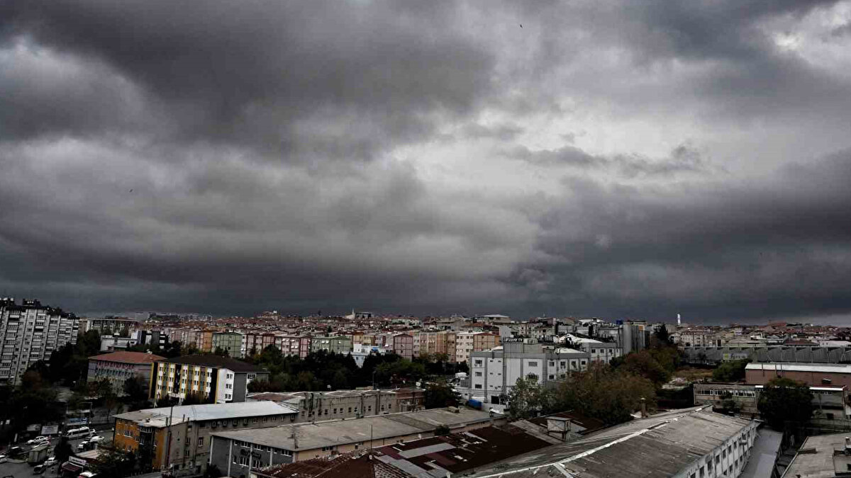 Arnavutköy’de pazar alanları suyla dolarken, İstanbul Havalimanı’nda ise olumsuz hava koşulları ve yıldırım riski nedeniyle uçaklar havada tur atmak zorunda kaldı.