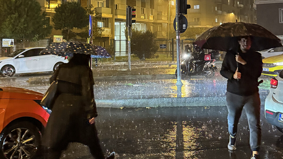 Meteoroloji Genel Müdürlüğü’nün uyarılarının ardından İstanbul'da akşam saatlerinden itibaren sağanak ve kuvvetli rüzgar etkili oldu.