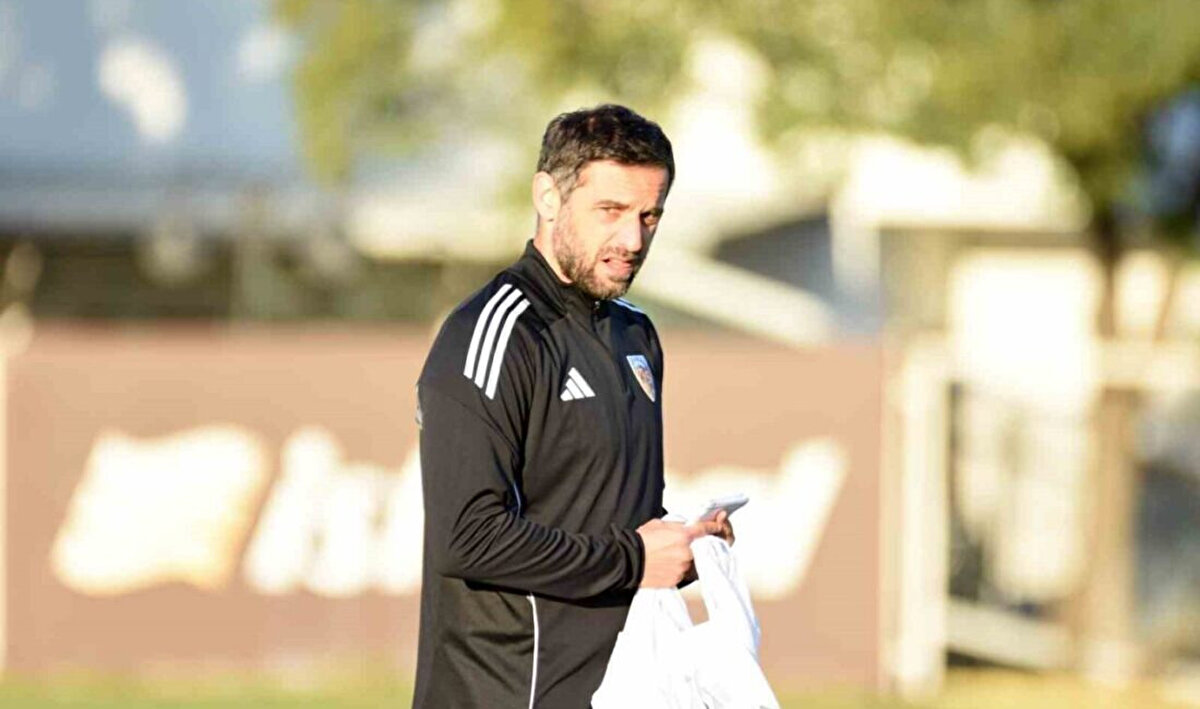 DJALOVIC DE JAKIROVIC'İN ESKİ YARDIMCISI<br><br>Kayserispor, Gisdol ile yollarını ayırmasının ardından, iki hafta önce Radomir Djalovic ile anlaşmıştı. Son olarak Acun Ilıcalı'nın sahibi olduğu Sloven takımı Maribor'u çalıştıran Djalovic de bir dönem Sergej Jakirovic'in yardımcı antrenörlüğünü yapmıştı. 