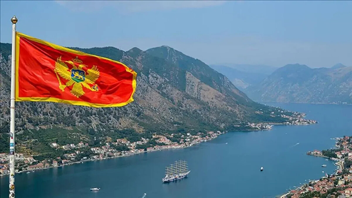 Gerginlik Tırmandı: "Türklere Yönelik Sloganlar Atıldı"<br><br>Sokağa çıkan kalabalığın bir kısmı, saldırıyı gerçekleştirdiği öne sürülen Türk vatandaşlarına yönelik sloganlar atarak tepkisini dile getirdi. Gerginliğin artması üzerine bölgeye çok sayıda polis ekibi sevk edildi ve mahalle abluka altına alındı.