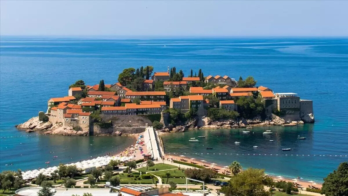 Hükümetten Vize Kararı: Başbakan Spajić Duyurdu<br><br>Yaşanan toplumsal gerginliğin ardından Karadağ Başbakanı Milojko Spajić, Türk vatandaşlarına uygulanan vizesiz seyahat hakkının geçici olarak kaldırılmasına yönelik bir karar alınacağını duyurdu.