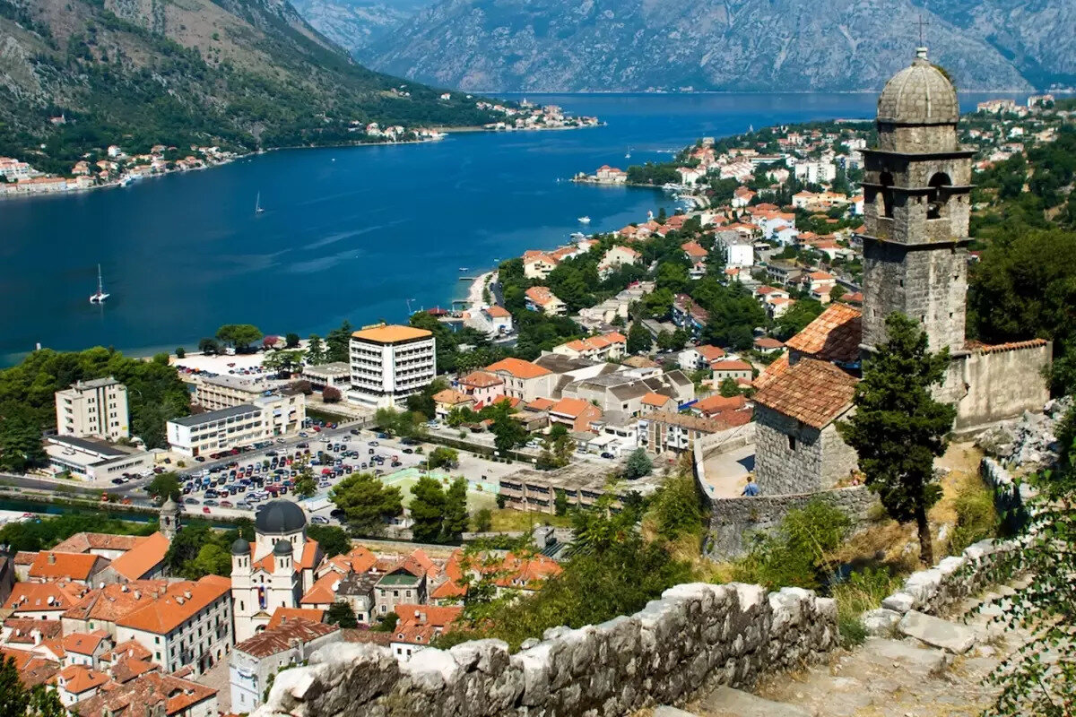 Karadağ Türkiye Vizesi mi Geliyor?<br><br>Alınan karar, "Karadağ Türkiye vizesi mi geliyor?" sorusunu gündeme getirdi. Başbakan Spajić'in açıklamasına göre, vizesiz geçiş hakkı geçici bir süre için askıya alındı. Bu durum, Karadağ'a seyahat etmek isteyen Türk vatandaşlarının, yeni bir düzenleme yapılana kadar vize prosedürlerine tabi tutulabileceği anlamına geliyor.