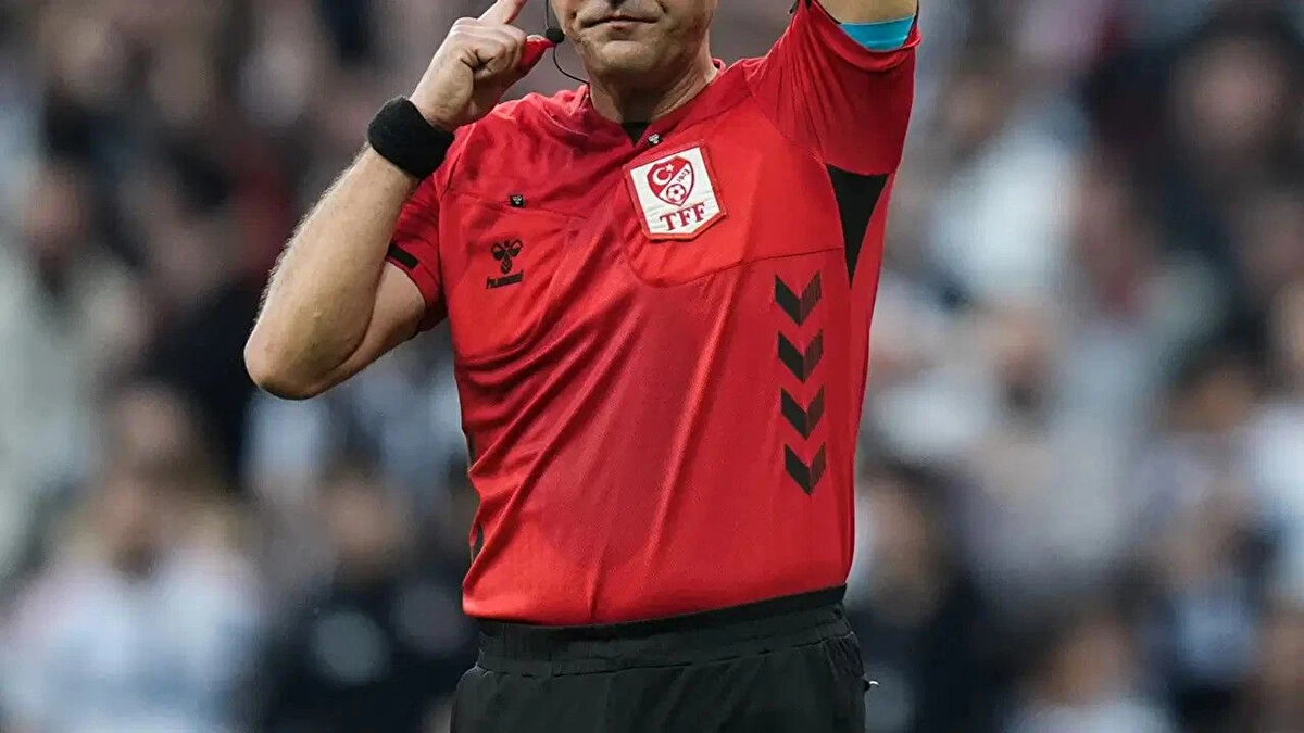 Bahis Oynayan Hakemlerin İsimleri Neler?<br><br>TFF Başkanı İbrahim Hacıosmanoğlu, yaptığı basın toplantısında skandala karışan hakemlerin isimlerini kamuoyuyla paylaşmadı.<br><br>Başkan Hacıosmanoğlu, "Biz bugünden itibaren başlayıp Disiplin Kurulumuz, gerekli işlemleri bugünden itibaren başlatıp kısa süre içerisinde disiplin kuruluna sevk edip talimatlara göre gerekli cezaları alacaklar," ifadelerini kullandı.