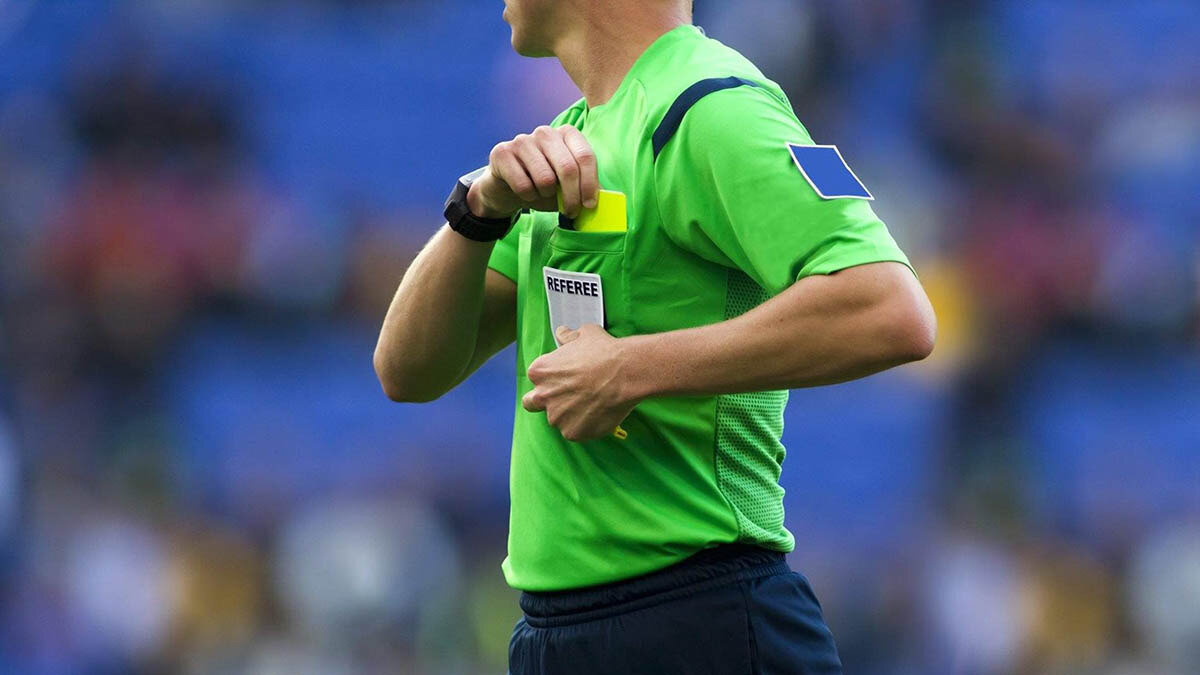 Türk futbolu, Türkiye Futbol Federasyonu (TFF) Başkanı İbrahim Hacıosmanoğlu'nun yaptığı şok edici açıklamalarla sarsıldı. Hacıosmanoğlu, profesyonel liglerde görev yapan yüzlerce hakemin bahis hesapları olduğunu ve 152 aktif hakemin bahis oynadığını resmen duyurdu. Bu açıklamanın hemen ardından futbol kamuoyu, "Hangi hakemler bahis oynuyor?" ve "Bahis oynayan hakemlerin isimleri neler?" sorularının cevabını aramaya başladı.