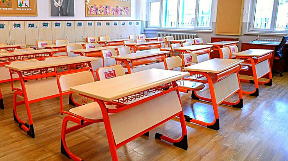 28 Ekim tatil mi yarım gün mü?<br><br>Cumhuriyet Bayramı öncesindeki 28 Ekim günü bu yıl salı gününe denk geliyor. Resmi kurumlar 28 Ekim’de (yarın) öğlene kadar açık olacak. MEB takvimine göre öğrenciler 1.5 gün tatil yapacak. 28 Ekim'de okullar yarım gün olacak.