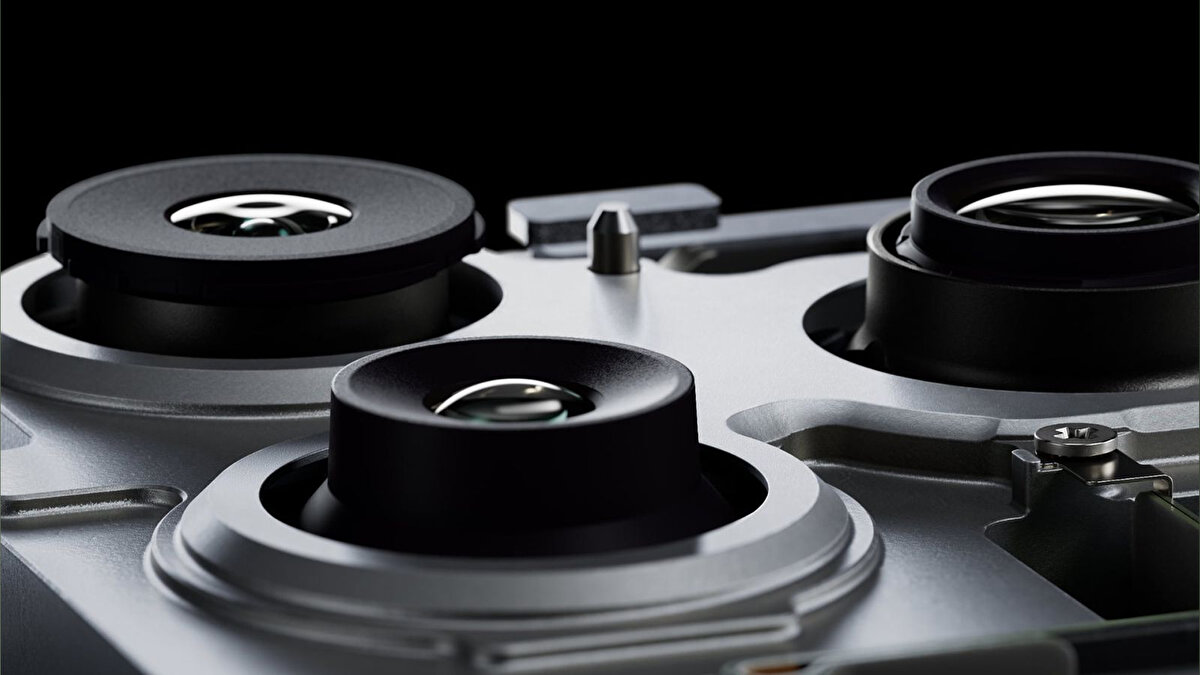 Apple’ın hedefi kesinti ve çerçeve görünmeyen, tek parça cam gibi duran bir iPhone. Ekranın dört yandan aşağı doğru kıvrıldığı bu yaklaşım daha etkileyici bir görüntü sunarken, kılıf uyumluluğu ve darbe dayanımı gibi konularda yeni mühendislik çözümleri gerektirecek. Ceramic Shield 2 gibi kaplamalar ve güçlendirilmiş iskelet, incelik ile sağlamlığı birlikte taşımayı amaçlıyor.