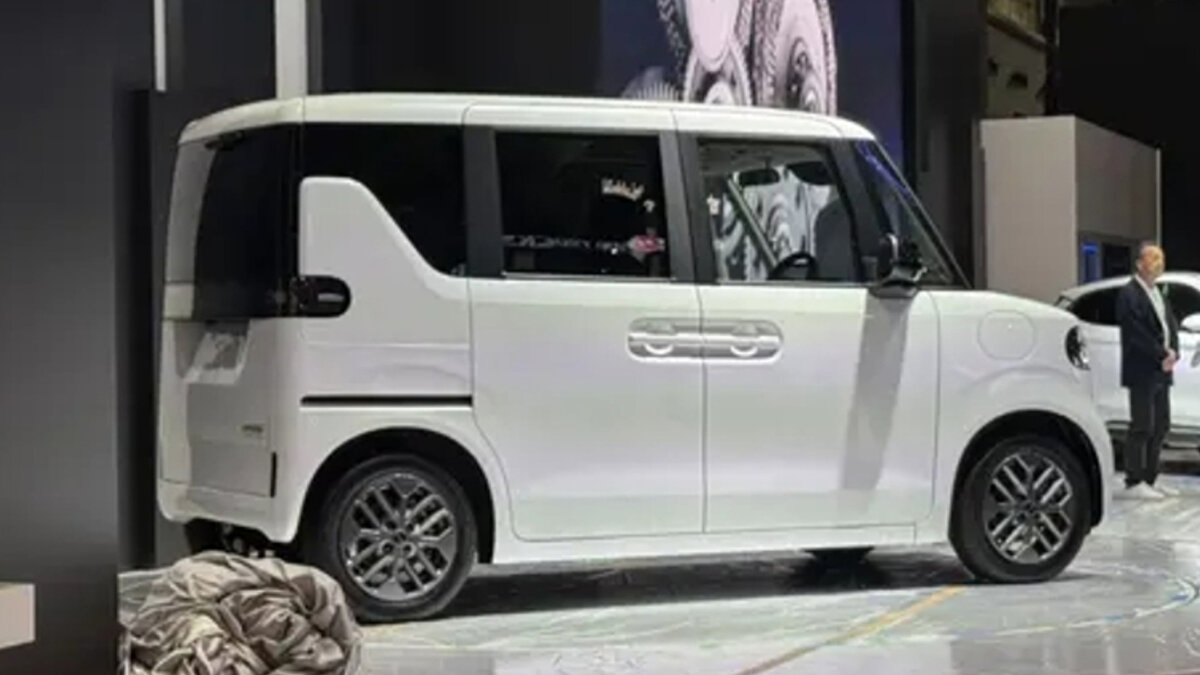 Tasarım ve sınıf: Racco kime hitap ediyor?<br>Kutu formlu gövde, kapalı ızgara ve sinyal entegre gündüz farları Racco’ya şehir içinde pratik bir karakter veriyor. Sürgülü arka kapılar dar sokaklar ve sıkışık park alanlarında büyük rahatlık sağlıyor. Bu yaklaşım Japon “kei” kültürünün özeti: minimum alanla maksimum manevra.