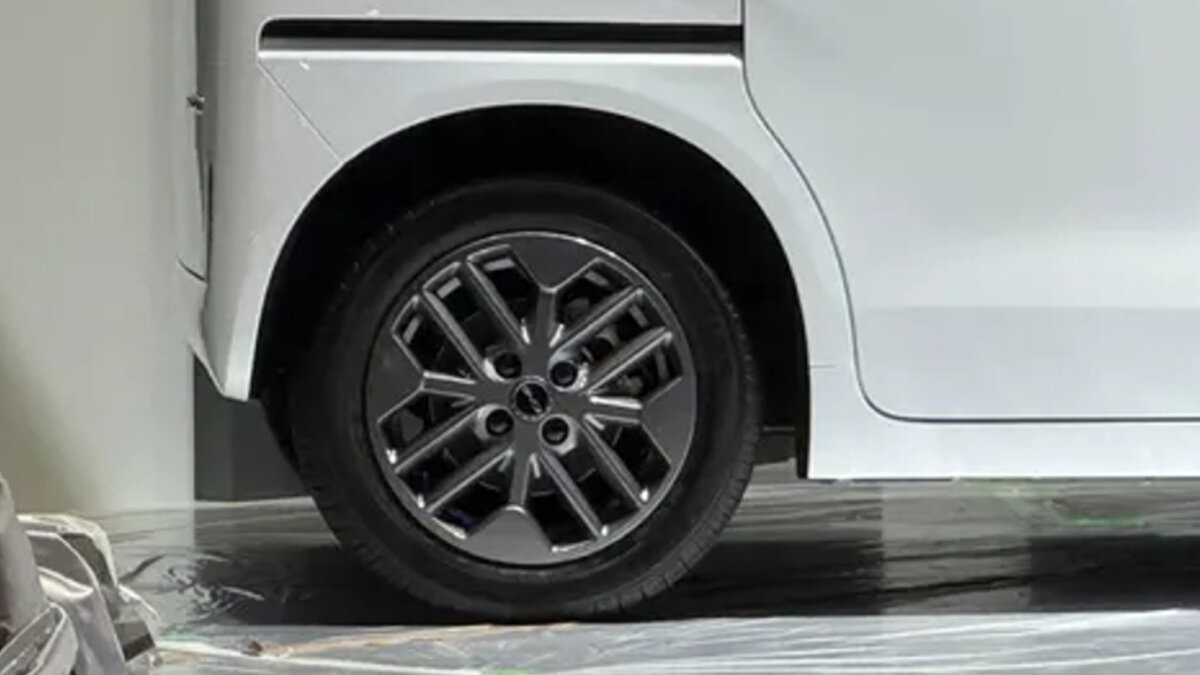 Düz tabanlı zemin ve dik oturma pozisyonu baş–diz mesafesini verimli kullanır. Sürgülü kapılar çocuk koltuğu takıp-indirmeyi ve dar otoparklarda iniş–binişi kolaylaştırır. Küçük bagaj, iki kademeli zemin ve katlanan arka koltuklarla günlük alışveriş ve şehir içi taşıma işlerini karşılar.