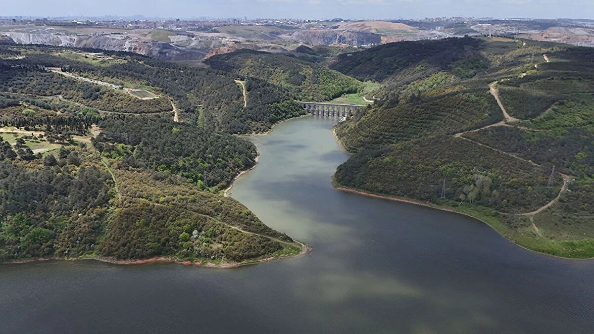 Alibey Barajı: yüzde 12,01<br><br>Pabuçdere Barajı: yüzde 4,91<br><br>Kazandere Barajı: yüzde 1,98<br><br>İstanbul'da beklenen yeni yağışların baraj seviyelerine nasıl yansıyacağı merakla takip ediliyor.
