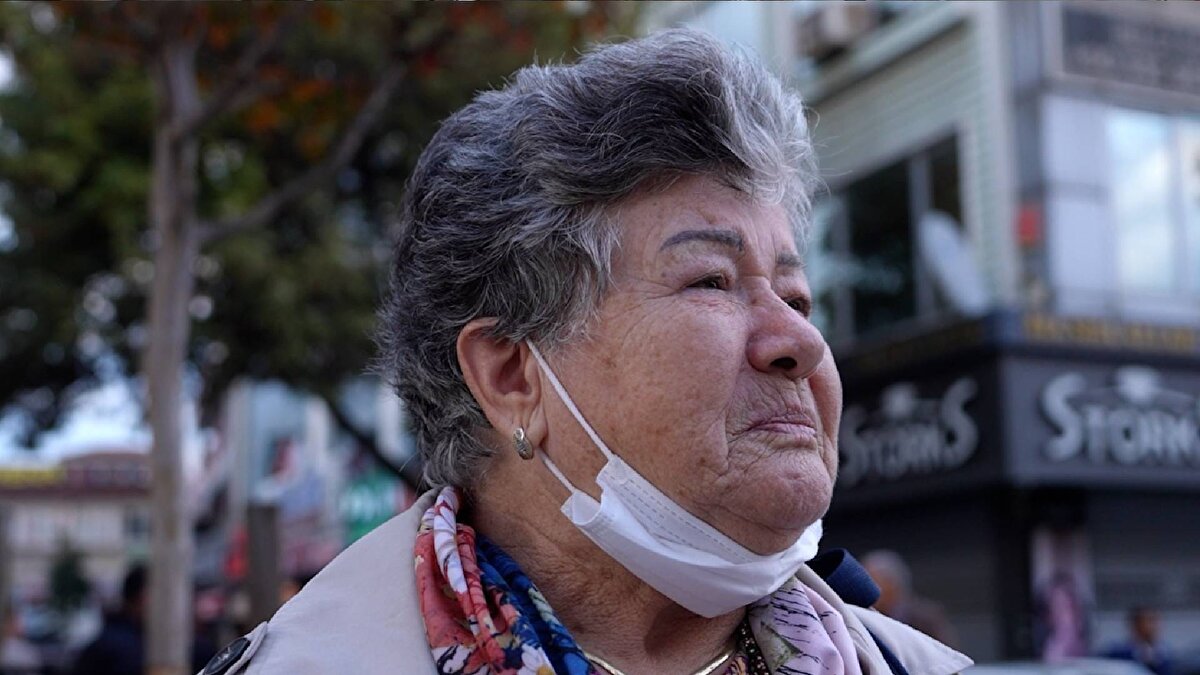 Bayrağın yere düşmemesi için ip ayarı önceden yapılmış olsa da vatandaşlar bayrağın yere temas etmemesi için anında müdahale ederek hassasiyet gösterdi.<br><br>Sosyal deney boyunca vatandaşların bayrağa sahip çıkma refleksi ve gösterdiği özen, farklı açılardan kayıt altına alındı.