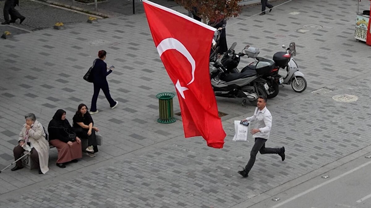 Düzce Belediyesin yapılan açıklamaya göre, 29 Ekim Cumhuriyet Bayramı'nın 102. yıl dönümü dolayısıyla Basın Yayın ve Halkla İlişkiler Müdürlüğünce sosyal deney yapıldı.<br><br>Şehir merkezinde zabıta ekiplerinin bayrak asma işlemi esnasında vatandaşlardan yardım istediği sırada, görevli personel senaryo gereği bayrağı elinden kaçırdı.