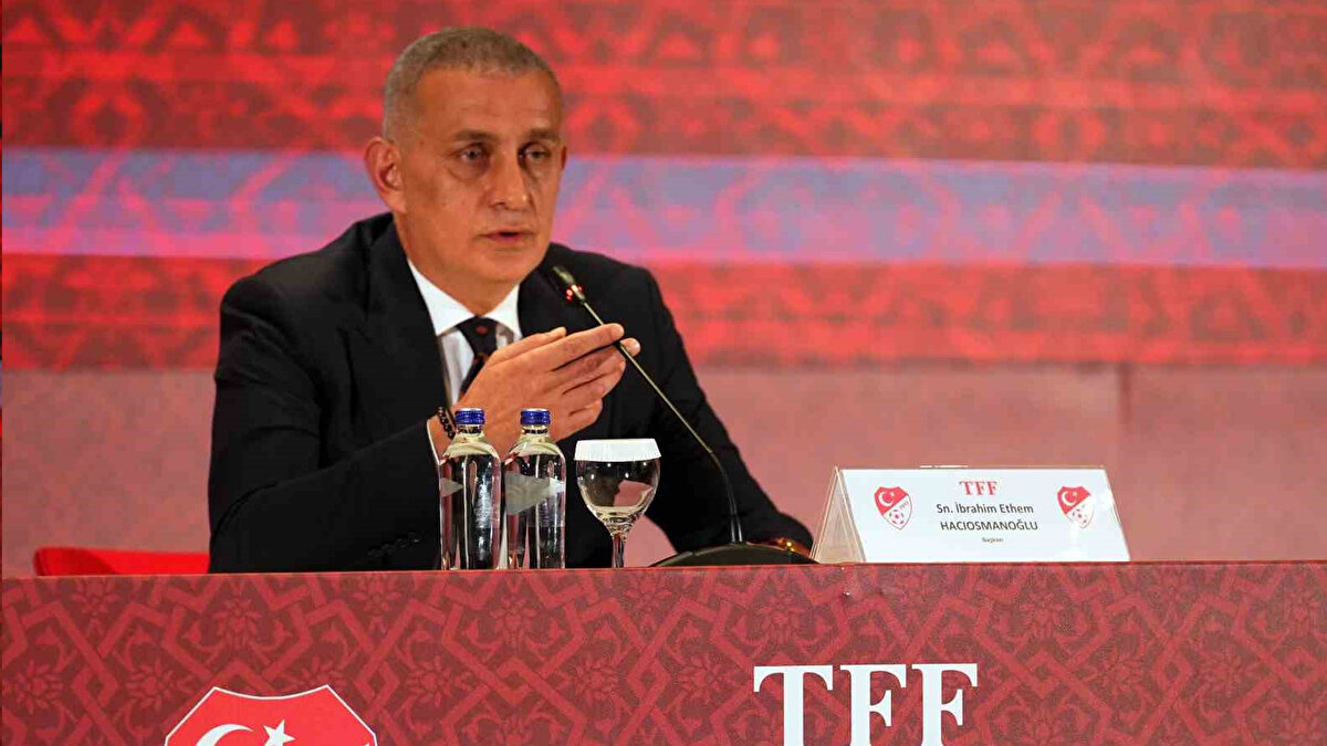 BAHİS SKANDALINA FUTBOLCULAR DA TAKILDI<br><br>Türk futbolunda patlayan bahis skandalı her geçen gün daha da derinleşiyor.<br><br>Habertürk'ün haberine göre; ilk aşamada 3 bin 700 futbolcunun incelemeye alındığı dosyada, bu sayının artabileceği yönünde ciddi iddialar var.<br>