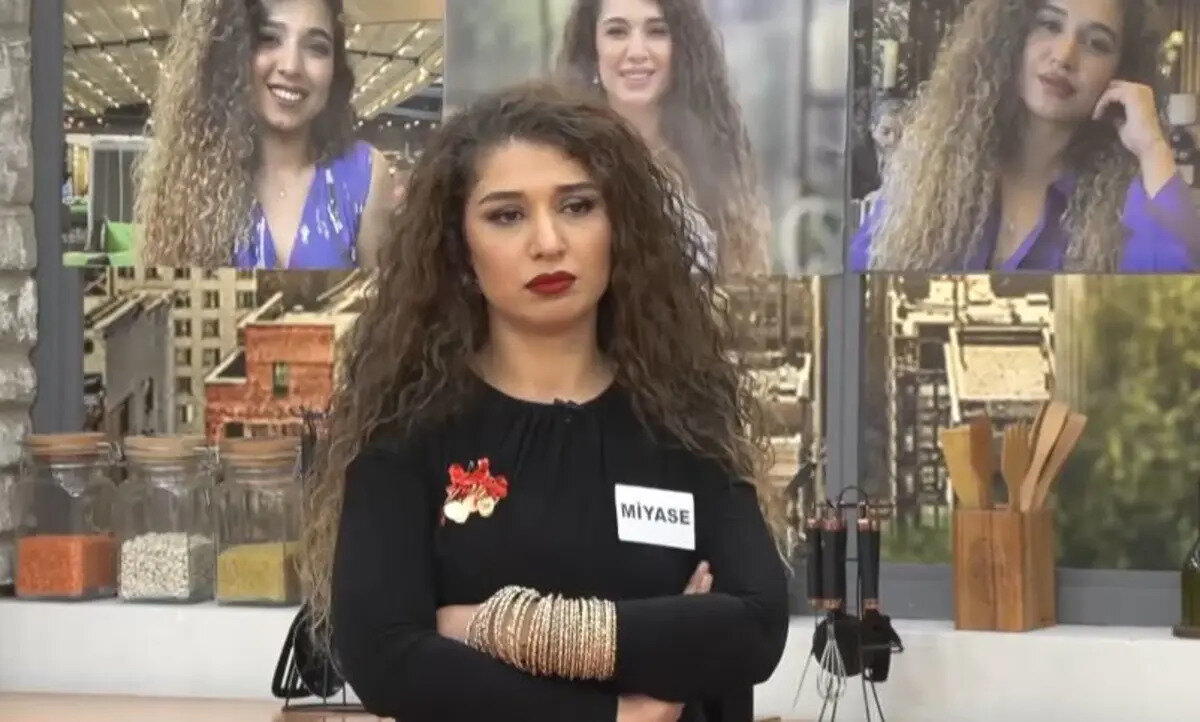 Gelinim Mutfakta Miyase Elendi Mi, Geri Dönecek Mi?<br><br>İzleyicilerin en çok merak ettiği "Miyase elendi mi?" sorusu da yanıtını buldu. Gelen bilgilere göre, Miyase Türkel yarışmadan elenmedi. Babasının ciddi sağlık sorunu nedeniyle programa ara vermek zorunda kalan Miyase'nin, babasının sağlık durumu iyileşene kadar programda olmayacağı belirtildi. Miyase'nin yokluğunda, Gelinim Mutfakta programına yeni bir gelin ve kayınvalidenin dahil olacağı açıklandı. Miyase'nin yarışmaya ne zaman döneceği ise babasının sağlık durumuna göre ilerleyen günlerde netlik kazanacak.