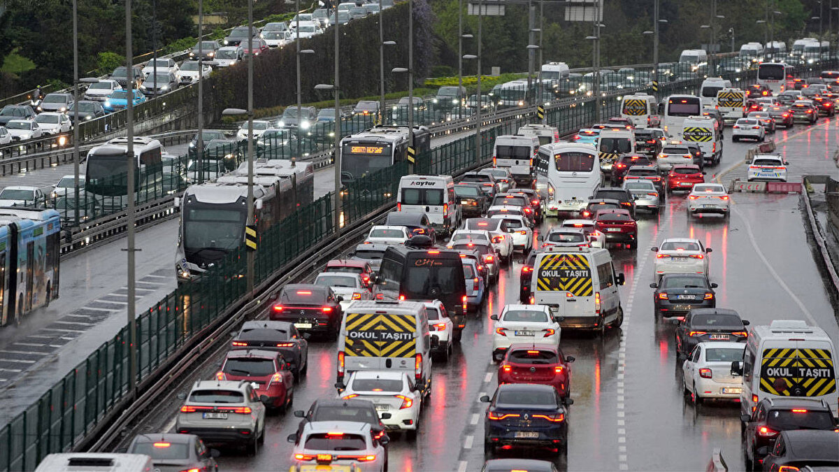 29 EKİM'DE HANGİ YOLLAR TRAFİĞE KAPALI OLACAK?<br>- Adnan Menderes Bulvarı (Vatan Caddesi) gidiş ve gelişler,<br><br>- D100 Kuzey ve Güney istikametinden Adnan Menderes Bulvarı (Vatan Caddesi) girişleri,<br><br>- 10. Yıl Caddesi’nden Adnan Menderes Bulvarı (Vatan Caddesi) girişleri,<br><br>- Edirnekapı – Adnan Menderes Bulvarı (Vatan Caddesi) girişleri,