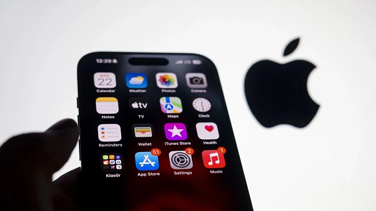 Teknoloji devi Apple, kullanıcıların hayatını kolaylaştıracak devrim niteliğinde bir yeniliği daha duyurdu. Las Vegas'ta düzenlenen Money20/20 USA konferansında tanıtılan yeni özellik sayesinde, iPhone kullanıcıları artık pasaportlarını dijital olarak Apple Cüzdan (Wallet) uygulamasına ekleyebilecek. Bu hamle, resmi belgelerin dijitalleşmesi yolunda atılmış en büyük adımlardan biri olarak görülüyor.
