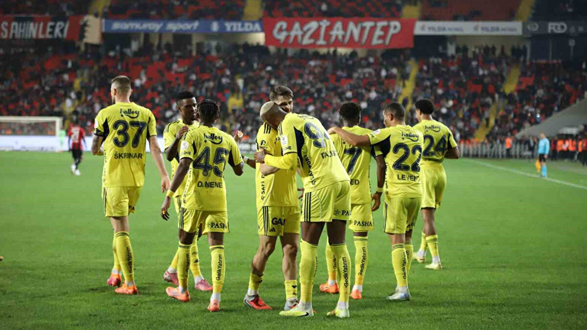 Süper Lig'de derbi öncesinde hata yapmayan Fenerbahçe, deplasmanda Gaziantep FK'yı 4-0 mağlup etti.