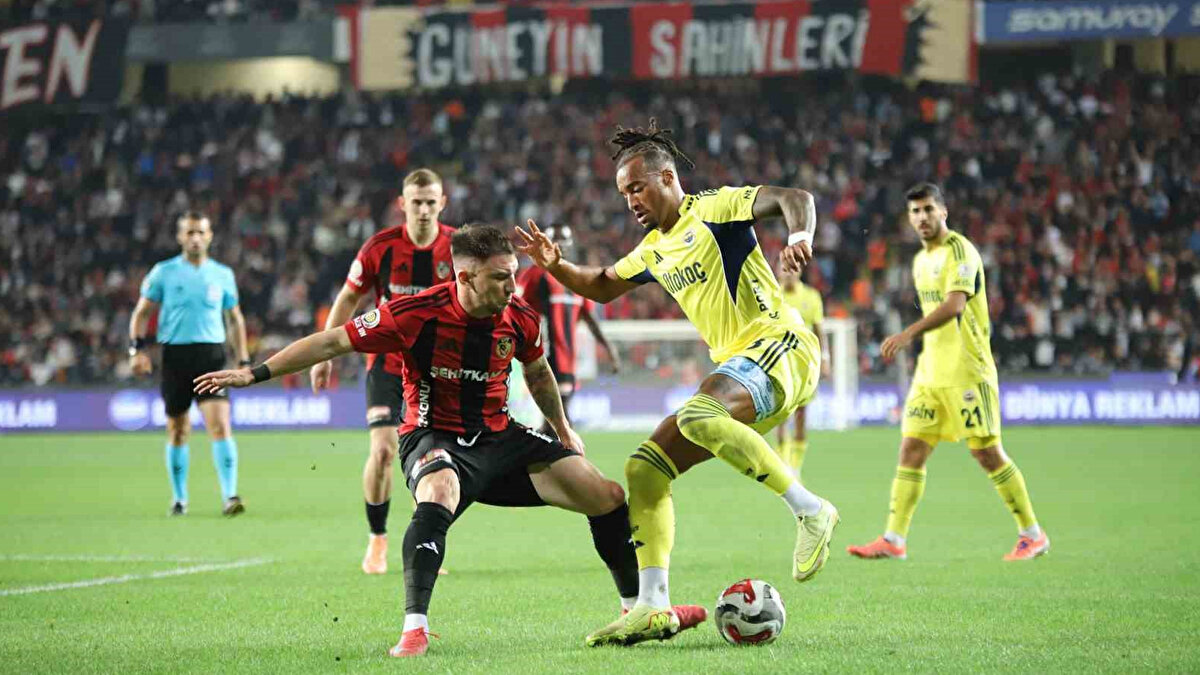 Fenerbahçe, bu hafta sonu ezeli rakibi Beşiktaş'a konuk olacak.