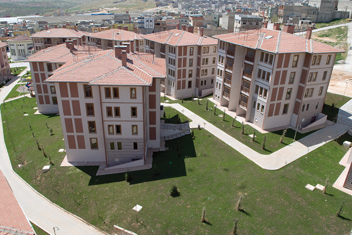 Konutlar için yüzde 10 peşinat ödemesi yapılacak ve geri kalan tutar, 240 aya (20 yıla) varan vade imkânlarıyla ödenebilecek. Bu plan, yüksek konut ve kira fiyatlarını dengelemeyi hedefliyor.