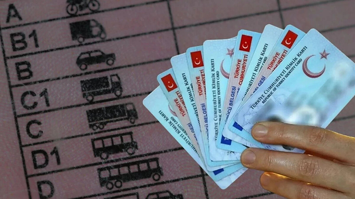 Ehliyet Yenileme İçin Son Gün Ne Zaman? İşte O Tarih!<br>İçişleri Bakanlığı tarafından yapılan açıklamaya göre, eski tip sürücü belgelerinin yenilenmesi için son tarih 31 Ekim 2025 olarak belirlenmiştir. Bu tarihten sonra eski tip ehliyetler geçerliliğini tamamen yitirecek ve kullanılamayacaktır.<br>