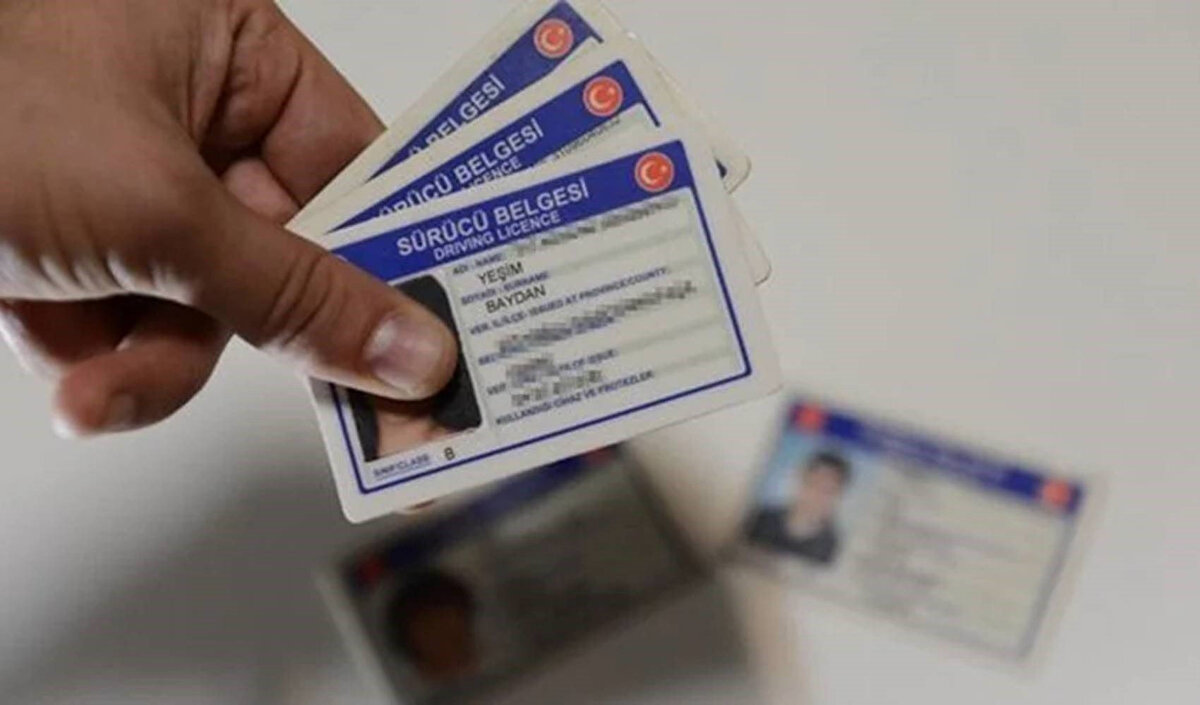 Bakan Yerlikaya, hala 2 milyon 33 bin 472 vatandaşın eski tip sürücü belgesi kullandığını belirterek, "Vatandaşlarımıza sesleniyorum, lütfen nüfus müdürlüklerimizden randevumuzu alalım, eski belgelerimizi yenileyelim" çağrısında bulundu.