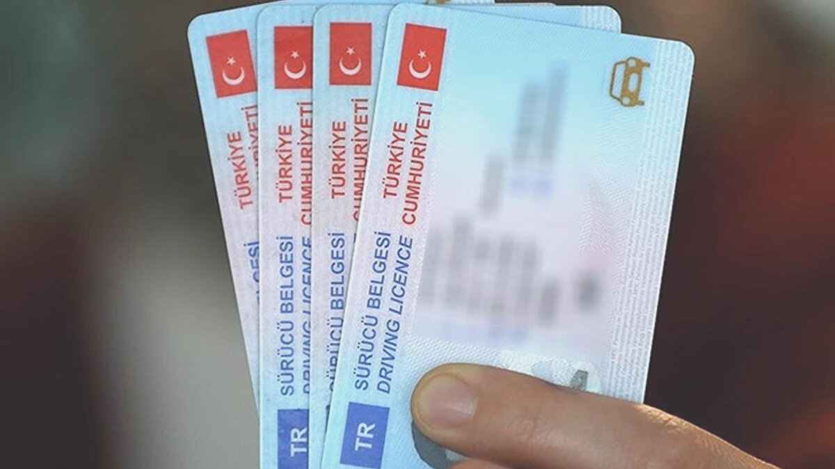 Ehliyet Yenileme Ücreti 2025 Ne Kadar ve Nereye Yatırılır?<br><br>Eski tip sürücü belgesini yeni tip ehliyet ile değiştirmek isteyenler için yenileme ücreti oldukça cüzi bir miktarda tutuluyor. Belirlenen güncel ücret 15 TL'dir. Bu ücret, anlaşmalı bankalara veya PTT şubelerine yatırılabilmektedir.<br><br>