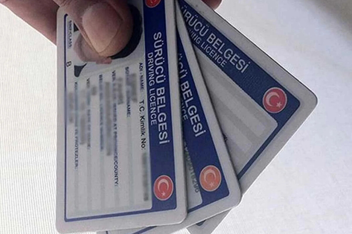 Randevu Kanalları:<br><br>Alo 199 Çağrı Merkezi<br><br>NVI Mobil Uygulaması<br><br>nvi.gov.tr web sitesi<br><br>Başvuru İçin Gerekli Belgeler:<br><br>Eski sürücü belgesi (orijinali)<br><br>Nüfus cüzdanı, kimlik kartı veya pasaport<br><br>Sürücü sağlık raporu (Yetkili sağlık kuruluşlarından alınmış)<br><br>15 TL'lik değerli kâğıt bedelinin ödendiğine dair dekont<br><br>Son 6 ay içinde çekilmiş 1 adet biyometrik fotoğraf<br><br>Merkezi Nüfus İdaresi Sistemi'nde (MERNİS) kayıtlı açık adres bilgisi