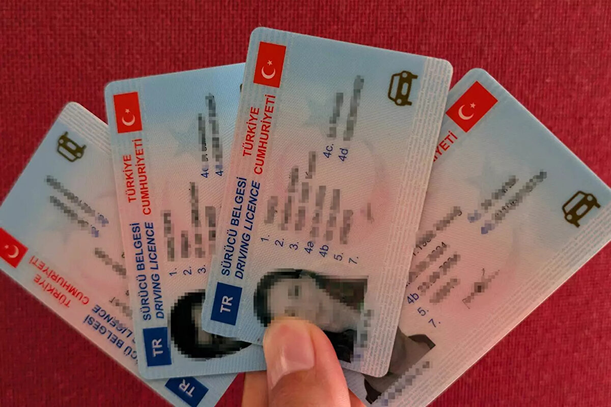 İçişleri Bakanı Ali Yerlikaya'dan Net Uyarı: "Süre Uzatılmayacak"<br><br>İçişleri Bakanı Ali Yerlikaya, sosyal medya hesabı üzerinden yaptığı açıklamada sürenin bir daha uzatılmayacağının altını çizdi. Bakan Yerlikaya, "Eski tip sürücü belgelerinin yenilenmesi için son tarih 31 Ekim 2025. Bu tarihten sonra eski tip sürücü belgeleri kullanılamayacak ve yenilemek isteyen vatandaşlarımız, indirimli ‘harç değerli kağıt’ ve ‘hizmet bedelinden’ yararlanamayacaktır" ifadelerini kullandı.