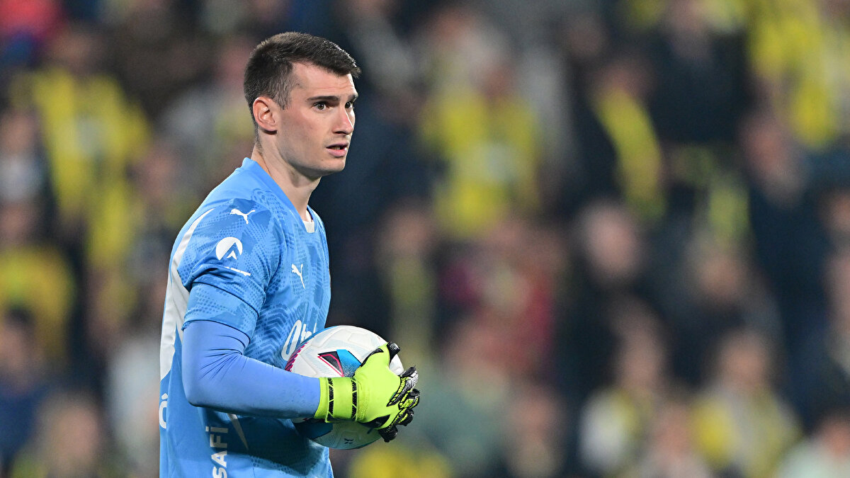 Dinamo Zagreb'den büyük umutlarla Fenerbahçe'ye transfer olan Dominik Livakovic, İspanya'da şoku yaşıyor. <br>