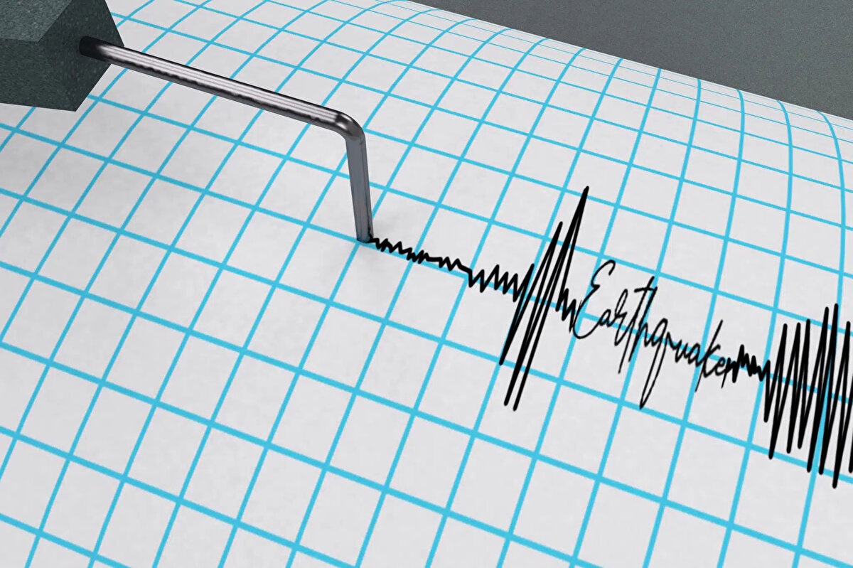 DEPREM ÖNCESİ UYARI NASIL GÖNDERİLİYOR?<br><br><br>Depremler, “P dalgası” ve “S dalgası” olmak üzere iki aşamada gerçekleşiyor. P dalgası hissedilmeyen, hafif titreşimler, S dalgası yıkıcı etki yaratan güçlü sarsıntıları ifade eder.