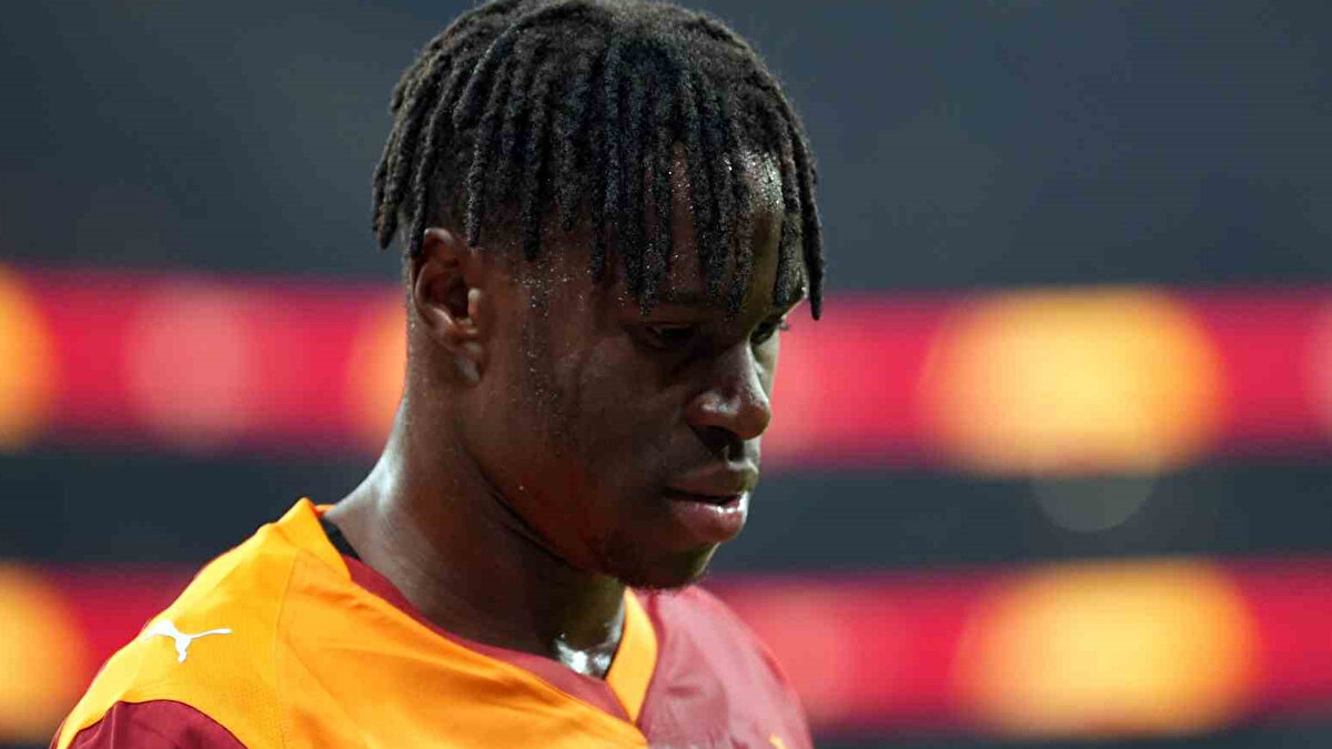 Teknik direktör Okan Buruk, Göztepe maçı sonrası Singo'nun tedavisinin çok hızlı ilerlediğini belirtmiş ve yıldız oyuncu için umutlu konuşmuştu. 