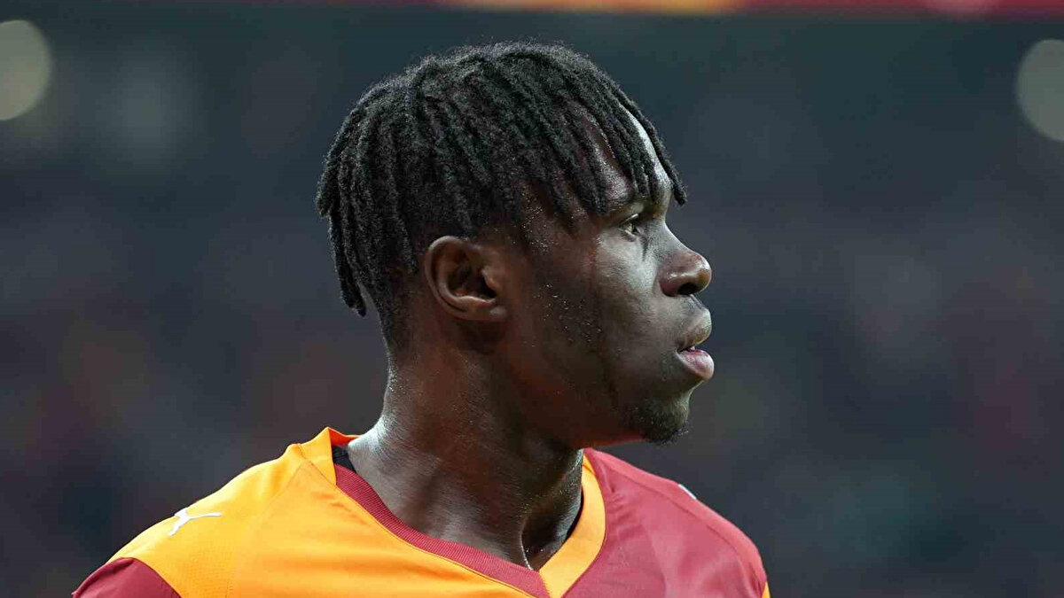 GÖZLER SİNGO'YA ÇEVRİLDİ<br><br>Beşiktaş derbisinde arka adalesinden sakatlanan Wilfred Singo'nun Trabzonspor maçında oynayıp oynamayacağı merak ediliyor. 