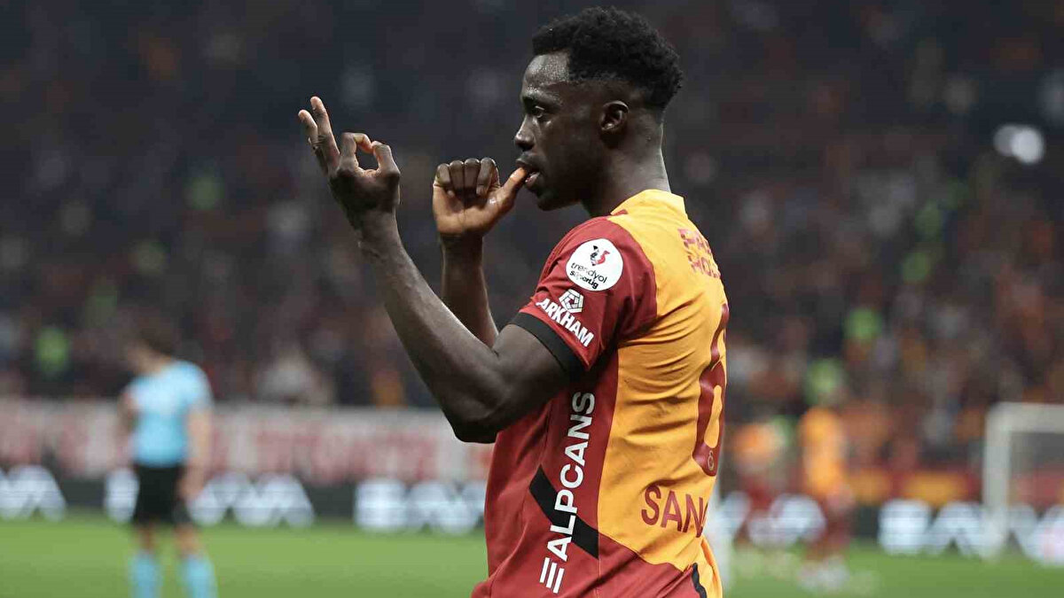 G.SARAY'DA ÖNEMLİ EKSİKLER<br><br>Galatasaray'da Davinson Sanchez kart cezası sebebiyle bu maçta forma giyemeyecek. Sakatlığı bulunan İlkay Gündoğan da bu olmayacak. 