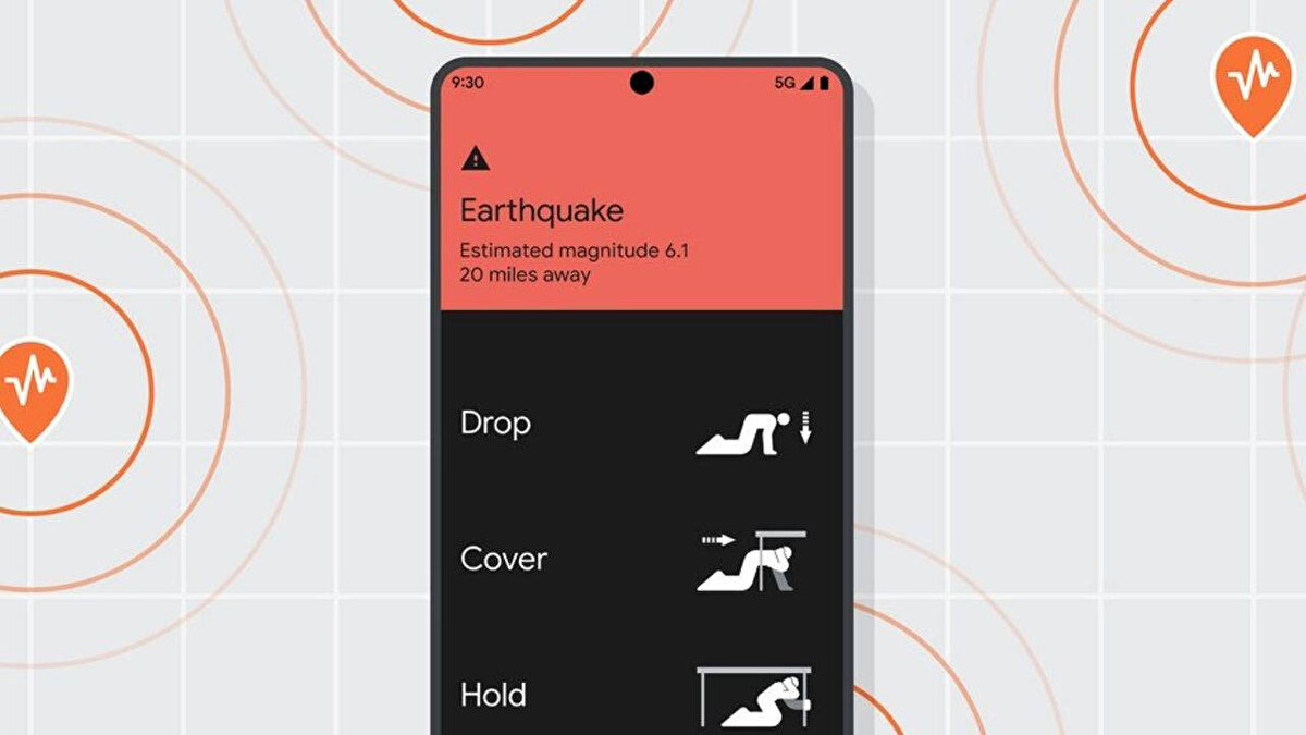 Google Deprem Erken Uyarı Sistemi Nedir?<br><br>Sistem, dünya genelindeki deprem sensörlerinden gelen veriler üzerinden çalışır. Yerin altındaki fay hatlarının hareketlerini algılayan sensörler, bu bilgileri merkezi bir veri tabanına iletir. Toplanan veriler Google tarafından hızlı bir şekilde analiz edilir. Analiz sonuçlarına göre depremin tespit edildiği durumlarda Google Deprem Uyarı Sistemi anında uyarı mesajları gönderir.<br><br>Google Deprem Uyarı Sistemi, depremin yayılma hızı ve şiddetini belirlemek için birçok çalışma yürütür. Can kaybı ve hasarı en aza indirmeyi hedefleyen bir hizmet olarak tanımlanır.