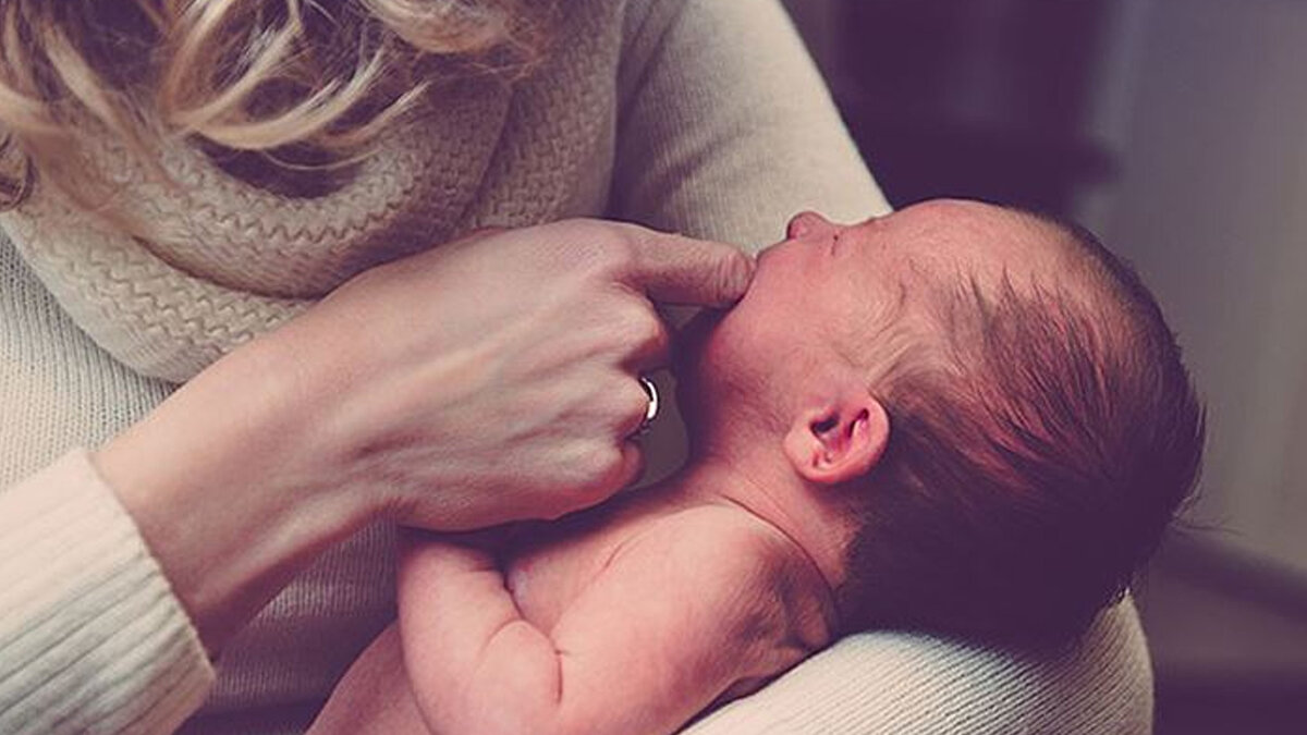 Emzirme ödeneği ve süt izni<br><br>Doğum izni bitip çalışmaya tekrar başlayan annelere, bebek 1 yaşına gelene kadar günde 1.5 saat de süt izni hakkı veriliyor. Hem kamuda hem de özelde süt izni, ilk 6 ayda günde 3 saat sonrasında ise 1.5 saat olarak uygulanıyor.