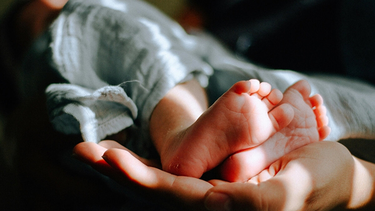 Doğurganlık oranı alarm veriyor<br><br>Türkiye’de doğurganlık oranı 2.1 ile kritik seviyenin altında seyrederken, kadınların iş gücüne katılım oranı da OECD ortalamasının oldukça gerisinde. Hükümet ise birbirini besleyen bu eğilim için doğum ve ebeveyn izinlerini güçlendirererek daha adil ve paylaşımcı aile politikalarını hayata geçirmeyi hedefliyor.