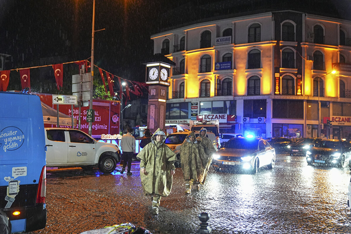 Bölgede hasar tespiti ve yardım çalışması yapan ekipler, şiddeti giderek artan sağanak altında çalışmakta zorlandı.