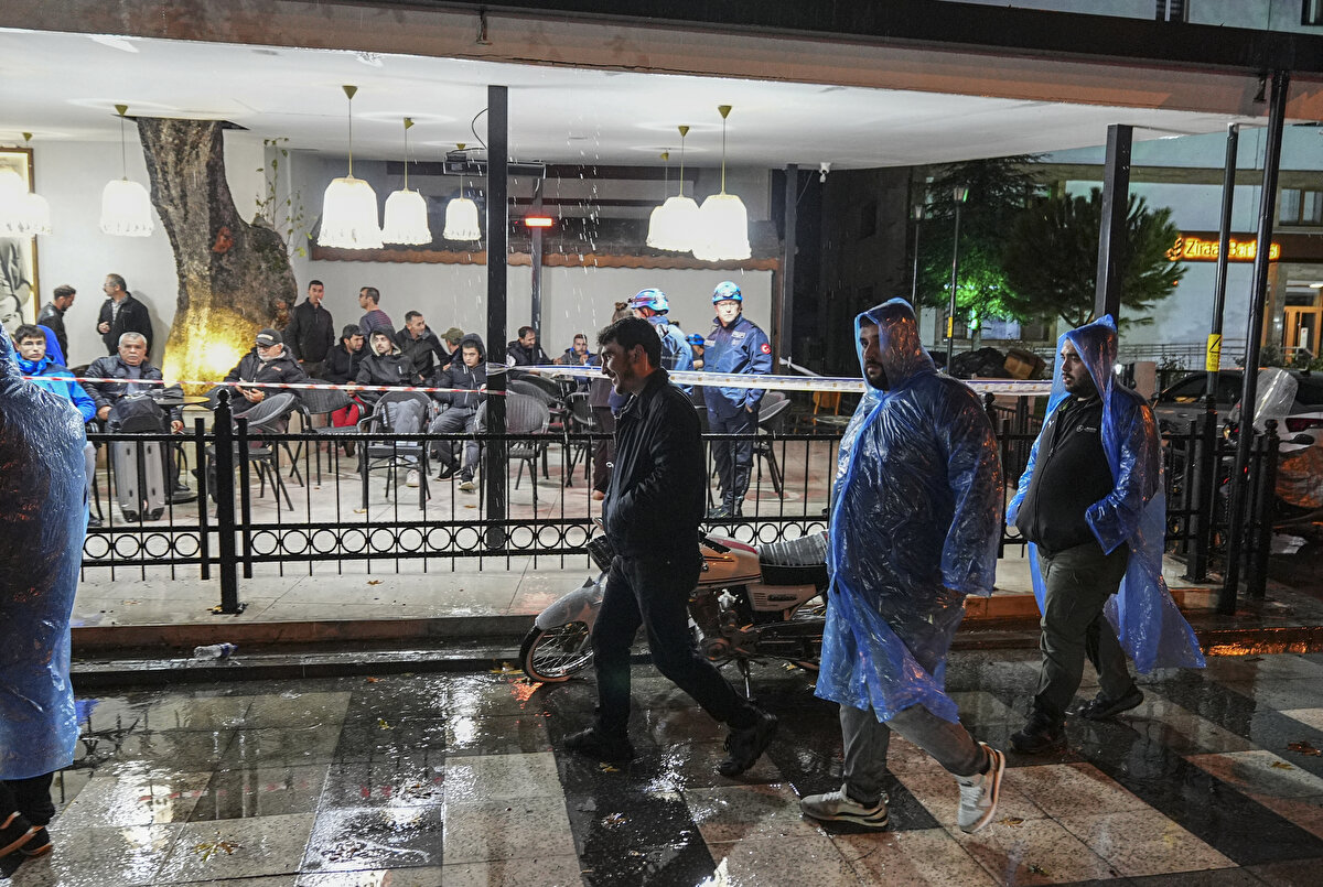 Balıkesir’de meydana gelen depremin ardından artçı sarsıntılar sürüyor. Evlerinde kalmak istemeyen Sındırgılılar geceyi sokakta geçirirken, depremin ardından başlayan sağanak ise hayatı daha da zorlaştırdı.