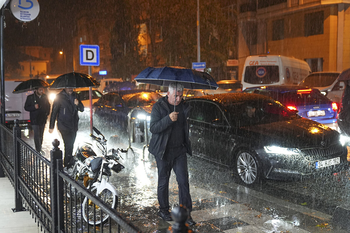 Sağanak, ilçede etkisini sürdürüyor.