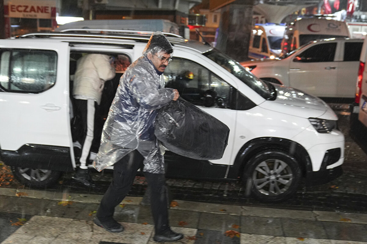 Deprem korkusu nedeniyle dışarıda bulunan vatandaşlar, sağanaktan korunmak için kafe ve restoran gibi işletmelere sığındı.