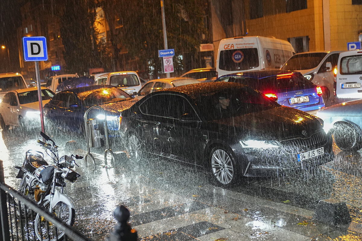 Balıkesir'in yanı sıra İzmir, Bursa, İstanbul, Tekirdağ, Kocaeli ve Sakarya gibi Marmara ve Ege bölgelerindeki birçok ilde hissedilen depremin ardından bölgede sağanak başladı.