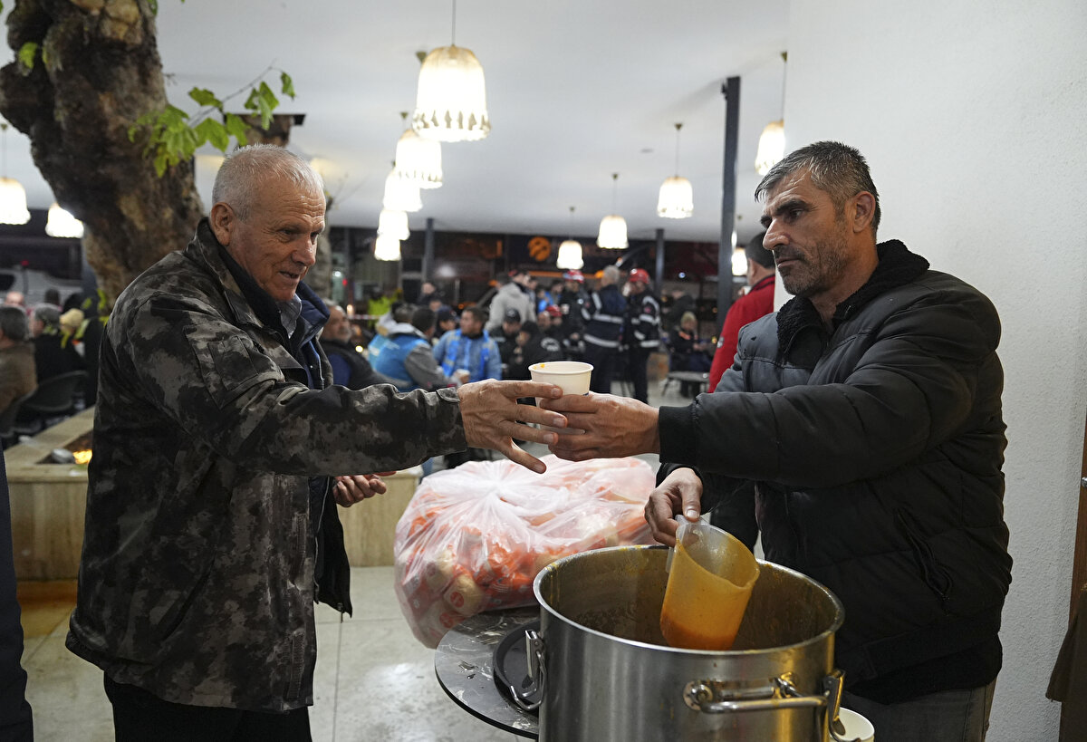 Yardım kuruluşları, burada zaman geçiren depremzedelere sıcak içecek ve çorba dağıttı.