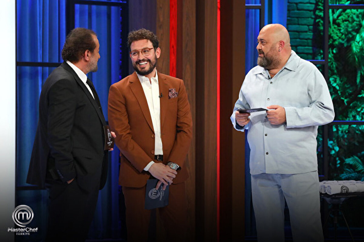 TV8 ekranlarının fenomen yarışma programı MasterChef Türkiye'de 27 Ekim 2025 Pazartesi akşamı, haftanın ilk dokunulmazlık oyunu mücadelesi yaşandı. Onur ve Mert'in kaptanlığında kurulan Mavi ve Kırmızı takımlar, Kore Mutfağı konseptinde kıyasıya rekabet etti. Gecenin sonunda şeflerin değerlendirmesiyle dokunulmazlığı kazanan takım belli olurken, kaybeden takımda iki yarışmacı haftanın ilk eleme adayları olarak potaya gitti.