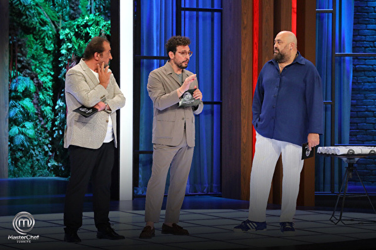 MasterChef 27 Ekim Dokunulmazlık Oyununu Hangi Takım Kazandı?<br><br>MasterChef Türkiye'de haftanın kaptanlık oyununu Onur kazanarak Mavi Takım kaptanı olmuş, rakip olarak Kırmızı Takım kaptanlığına Mert'i seçmişti. İki takım, 27 Ekim Pazartesi akşamı, haftanın ilk dokunulmazlık oyununu kazanmak için tezgah başına geçti.