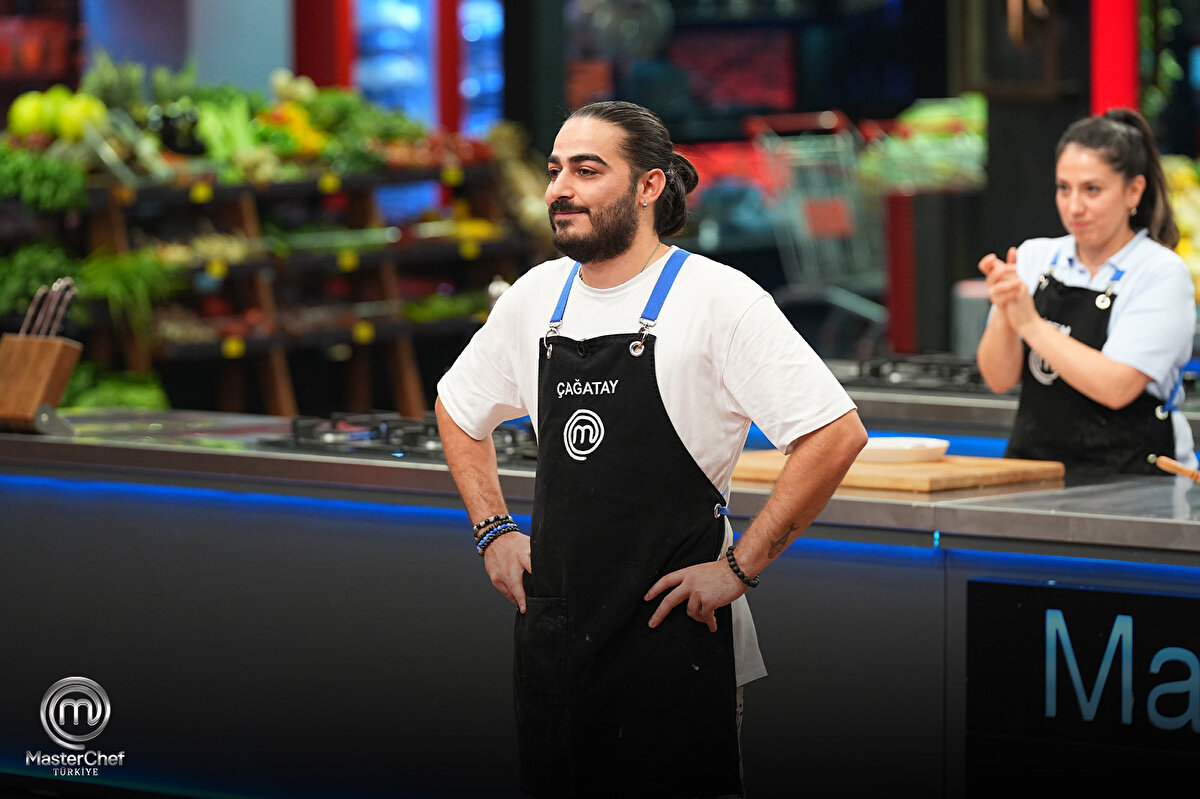 MasterChef Bireysel Dokunulmazlığı Kim Kazandı?<br><br>Haftanın ilk takım oyununu kaybeden Mavi Takım yarışmacıları, gecenin ikinci etabında bireysel dokunulmazlık için mücadele etti. Şeflerin istediği yaratıcılık tabağını en başarılı şekilde hazırlayan isim, bireysel dokunulmazlığı kazanan yarışmacı Çağatay oldu.