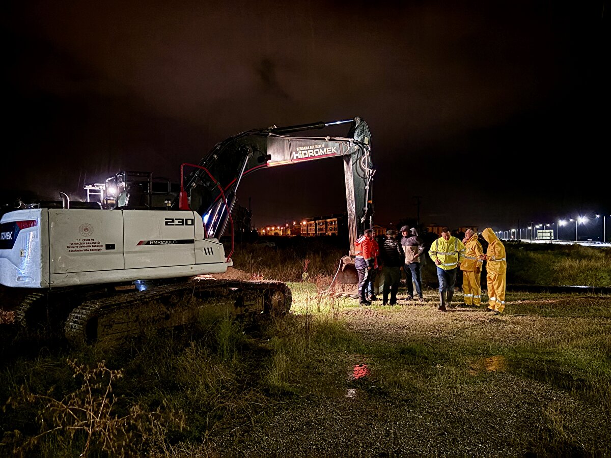 İzmir Büyükşehir ve Bergama Belediyesi ekipleri, mahsur kalan vatandaşları ve araçları kurtarma çalışması yürüttü.