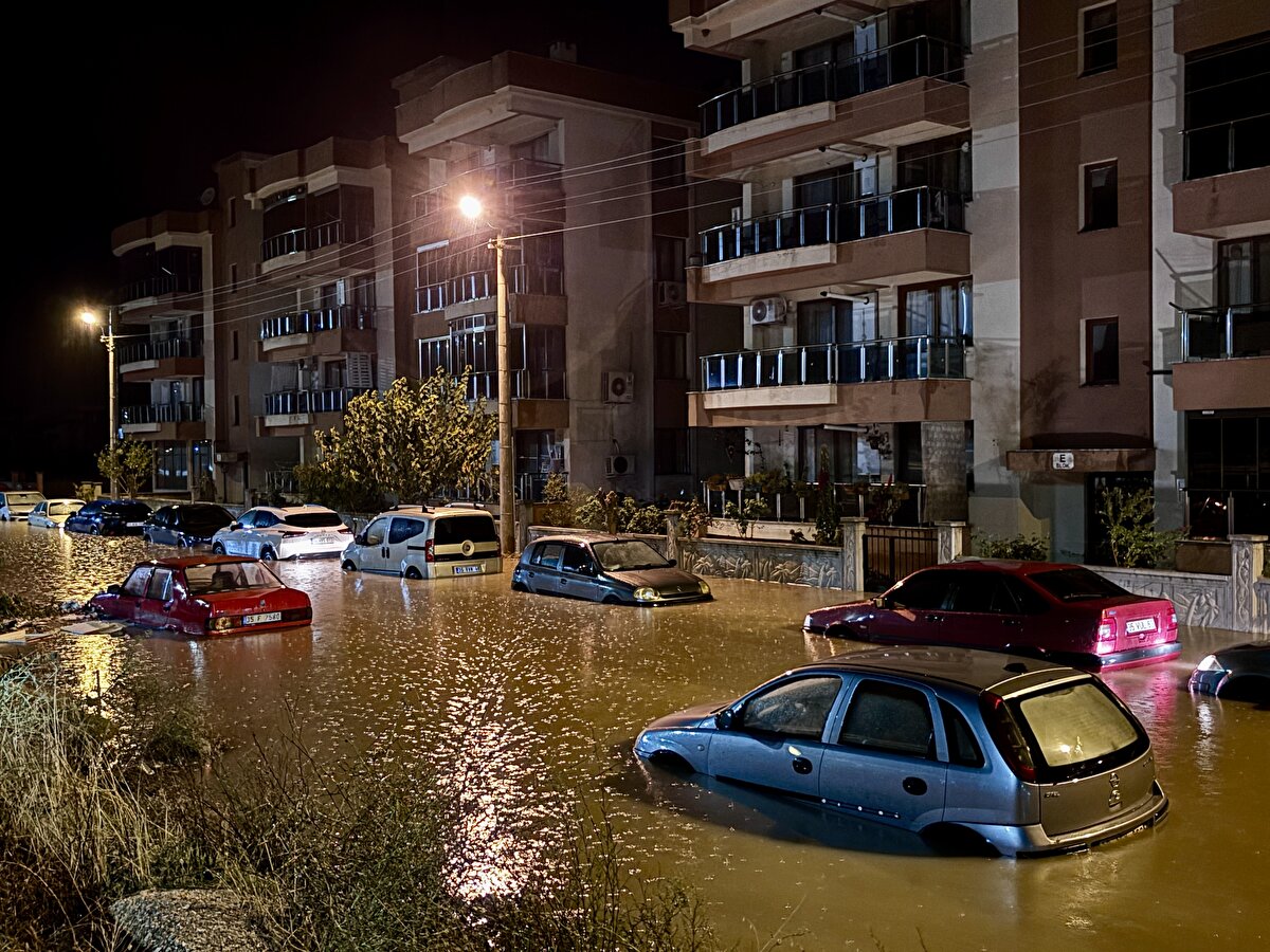Yağış nedeniyle ev, iş yeri ve aracı hasar alan vatandaşlar mağduriyet yaşadı.