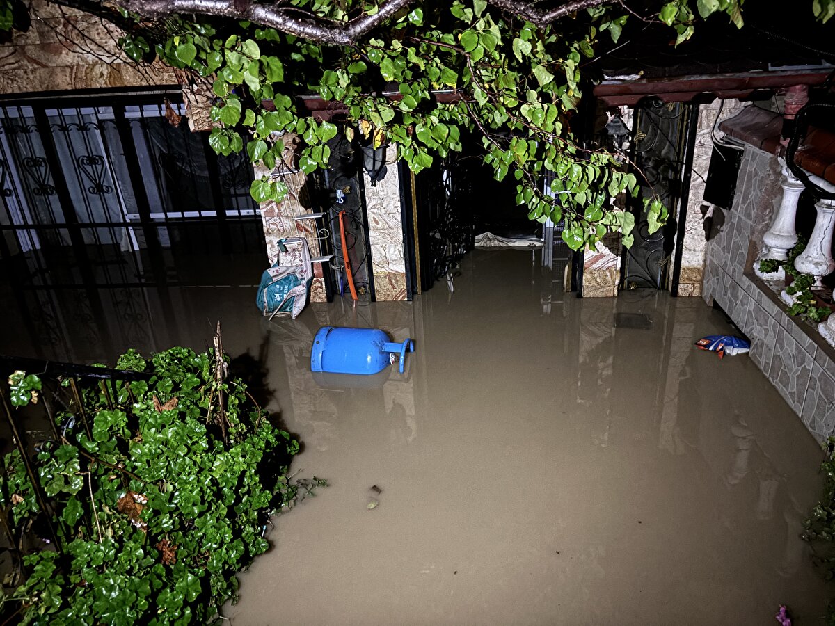 İlçede gece saatlerinde başlayan gök gürültülü sağanak, sele neden oldu. Cadde ve sokaklar göle dönerken, bazı ev ve iş yerlerini su bastı.