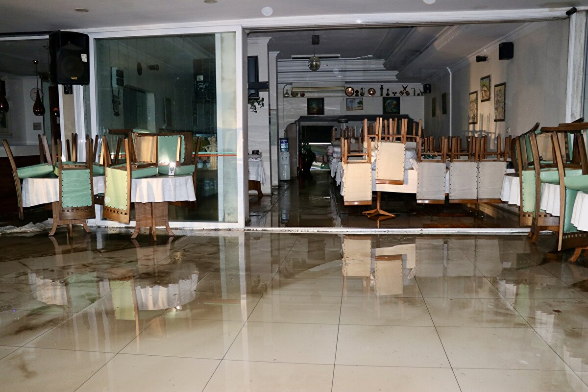 Su basan evler ve iş yerlerindeki tahliye çalışmalarına polis ve Afet ve Acil Durum Yönetimi Başkanlığı (AFAD) ekipleri de destek verdi.