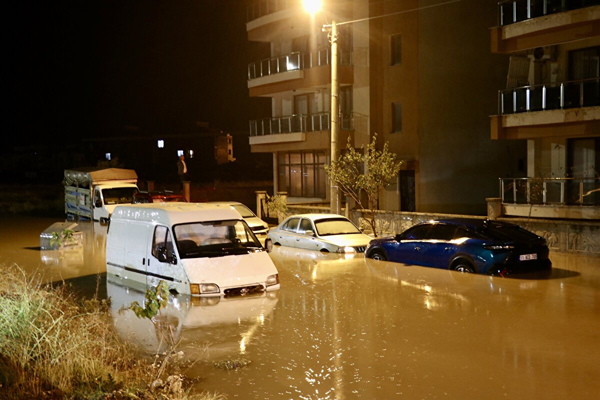 Araçlar, yollarda biriken suda ilerlemekte zorluk çekti, çok sayıda araç suda mahsur kaldı.