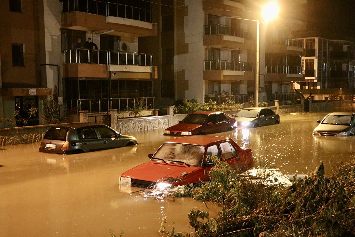 Bazı vatandaşlar ise su basan ev ve iş yerlerini kendi imkanlarıyla temizlemeye çalıştı.<br><br>Bergama Belediye Başkanı Tanju Çelik, bölgede yürütülen çalışmaları yakından takip etti.